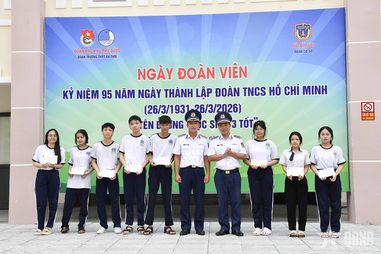 Hải đội 401 trao tặng học bổng tặng học sinh có hoàn cảnh khó khăn